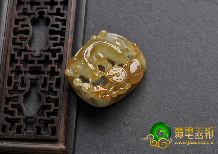 糯冰种褐黄翡缅甸翡翠A货螭龙挂件