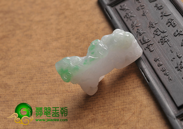 糯冰种淡春带彩缅甸翡翠A货貔貅挂件