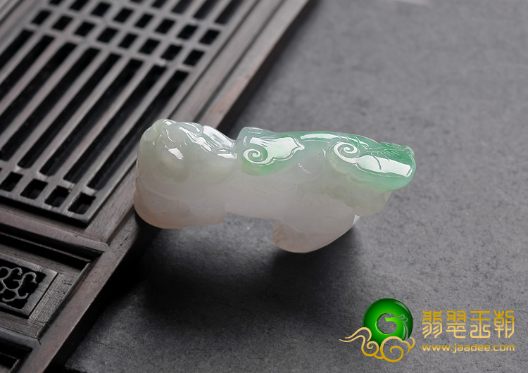 糯冰种淡春带彩缅甸翡翠A货貔貅挂件