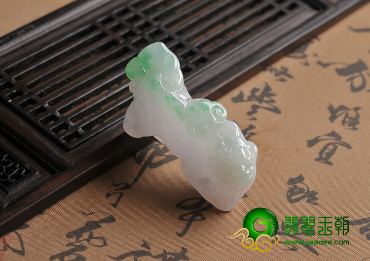 糯冰种淡春带彩缅甸翡翠A货貔貅挂件