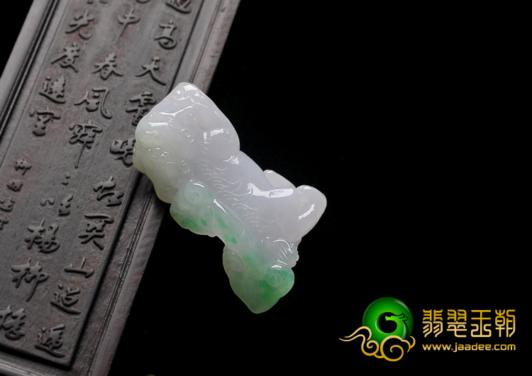 糯冰种淡春带彩缅甸翡翠A货貔貅挂件