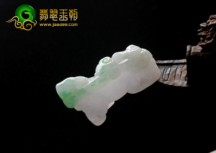 糯冰种淡春带彩缅甸翡翠A货貔貅挂件