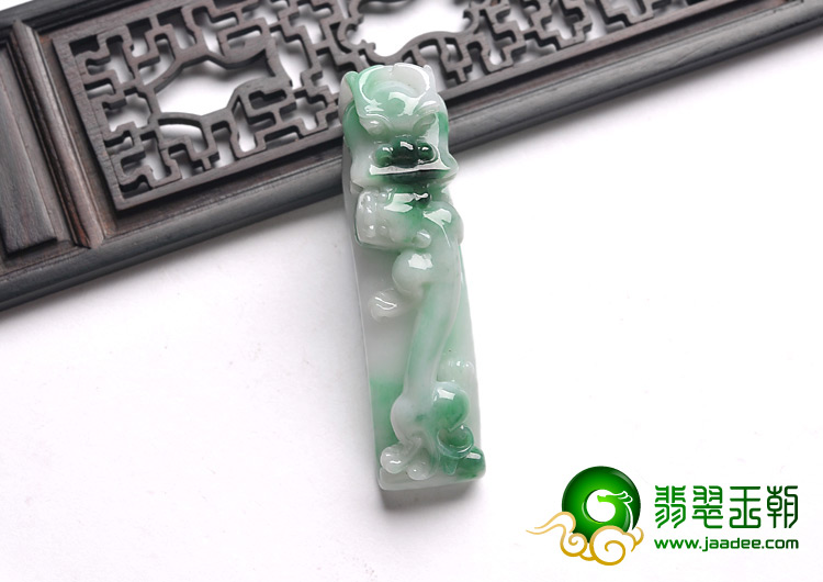 细糯种白底青缅甸翡翠A货龙钩挂件