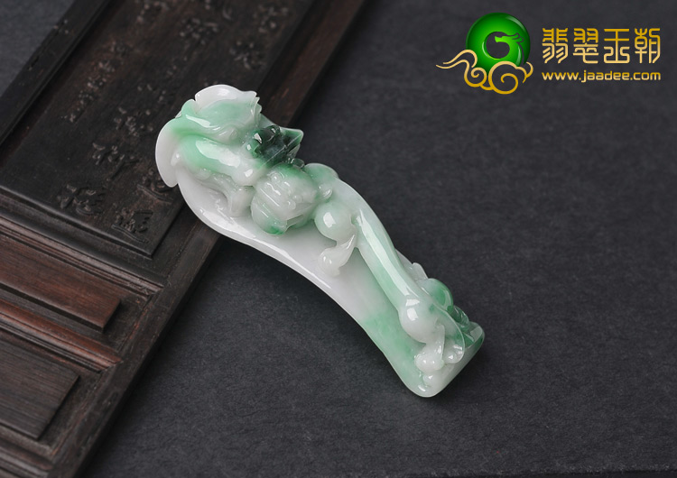 细糯种白底青缅甸翡翠A货龙钩挂件