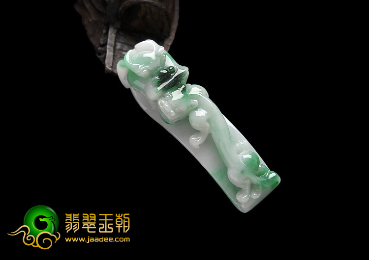 细糯种白底青缅甸翡翠A货龙钩挂件
