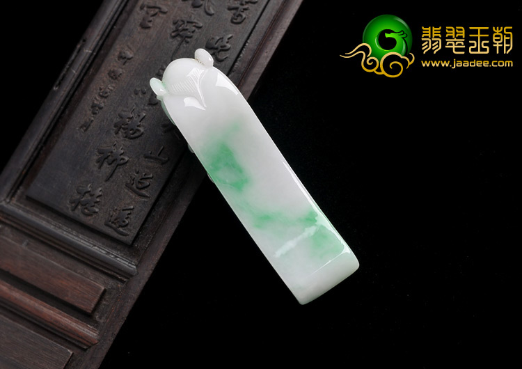 细糯种白底青缅甸翡翠A货龙钩挂件