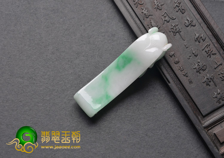 细糯种白底青缅甸翡翠A货龙钩挂件