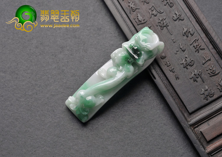 细糯种白底青缅甸翡翠A货龙钩挂件