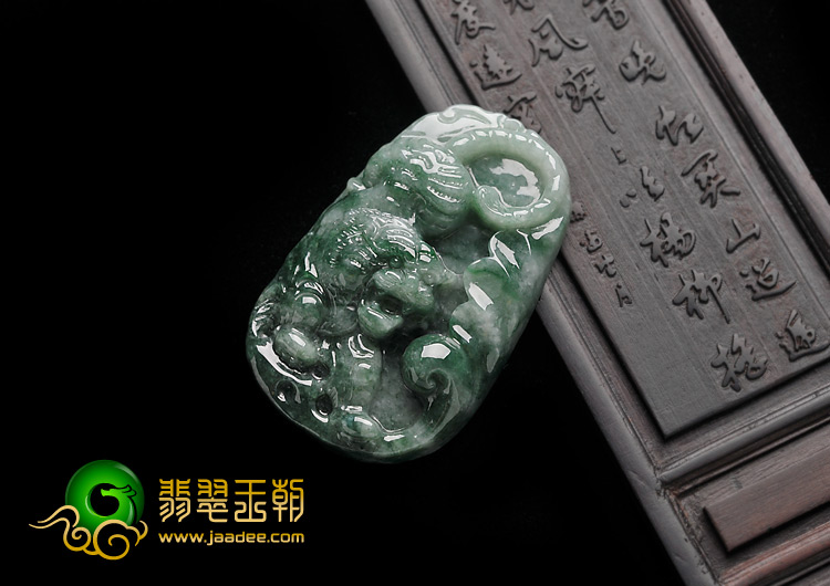 糯冰种飘花缅甸翡翠A货虎牌挂件