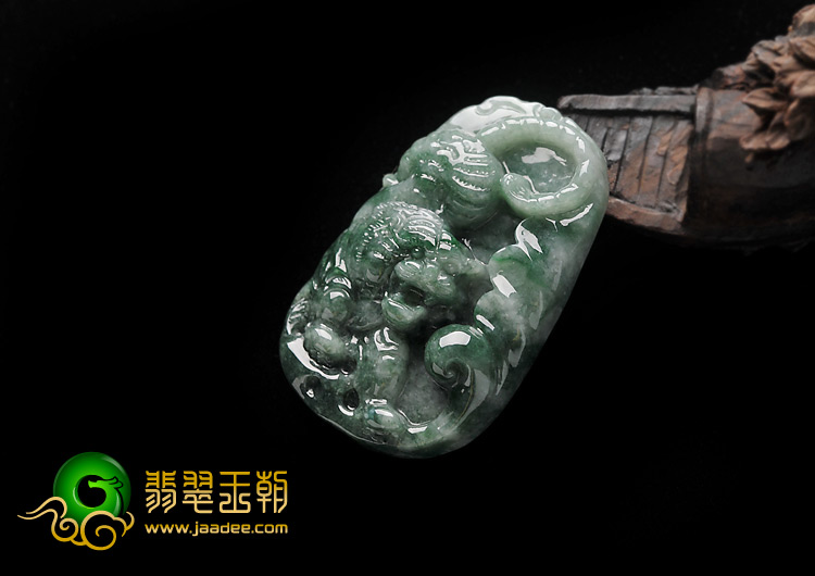 糯冰种飘花缅甸翡翠A货虎牌挂件