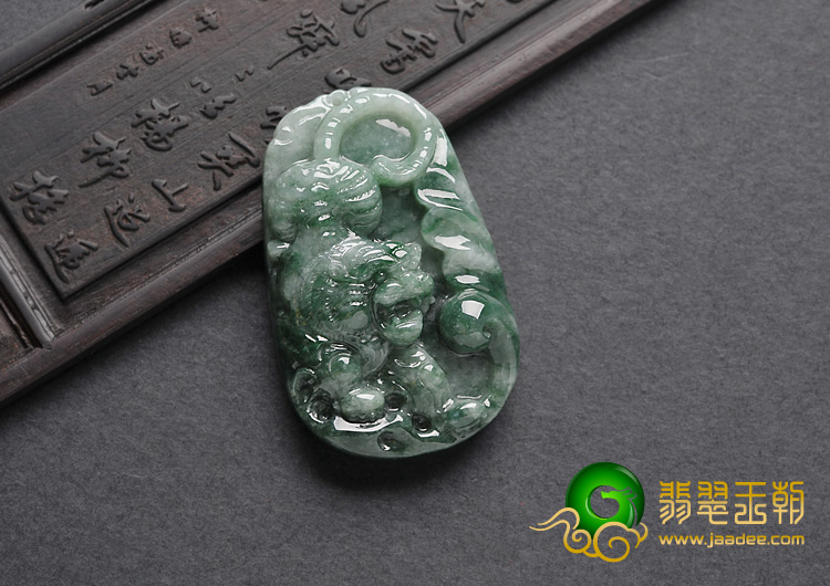 糯冰种飘花缅甸翡翠A货虎牌挂件