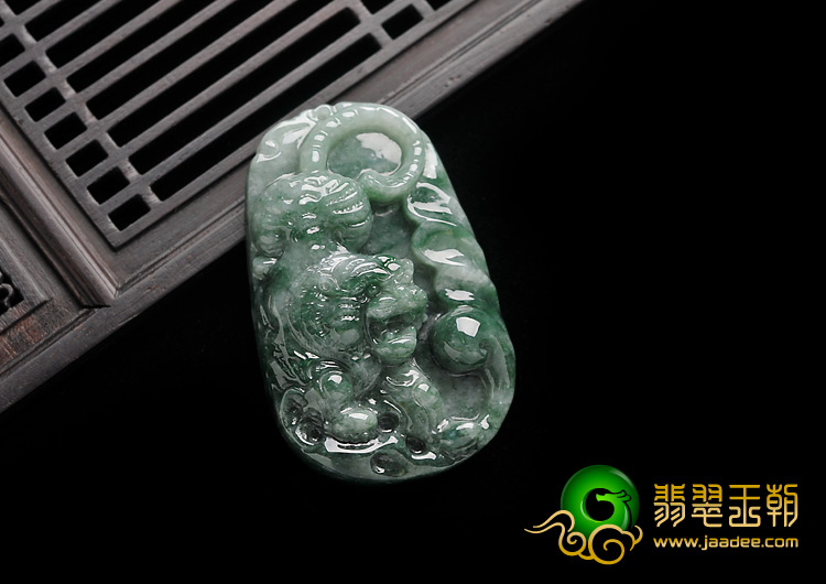 糯冰种飘花缅甸翡翠A货虎牌挂件