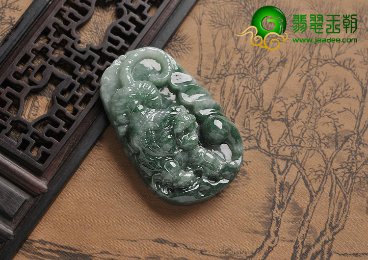 糯冰种飘花缅甸翡翠A货虎牌挂件