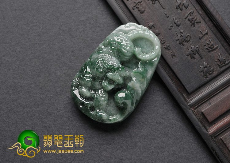 糯冰种飘花缅甸翡翠A货虎牌挂件