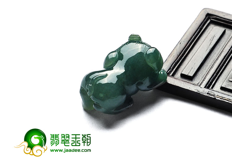 糯冰种油青缅甸翡翠A货猪挂件