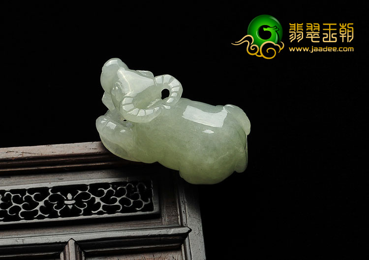 糯冰种淡晴水缅甸翡翠A货牛挂件