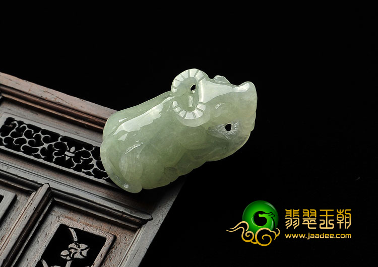 糯冰种淡晴水缅甸翡翠A货牛挂件