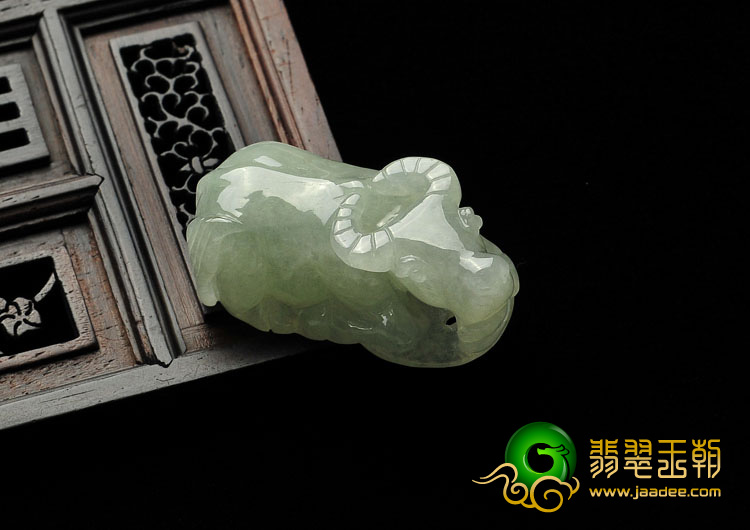糯冰种淡晴水缅甸翡翠A货牛挂件