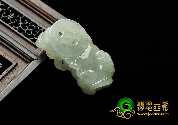 糯冰种淡晴水缅甸翡翠A货牛挂件