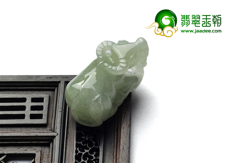 糯冰种淡晴水缅甸翡翠A货牛挂件