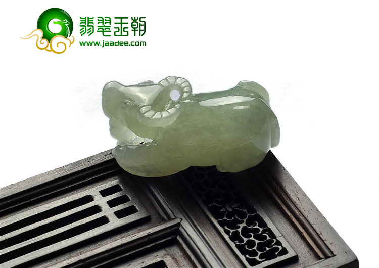 糯冰种淡晴水缅甸翡翠A货牛挂件
