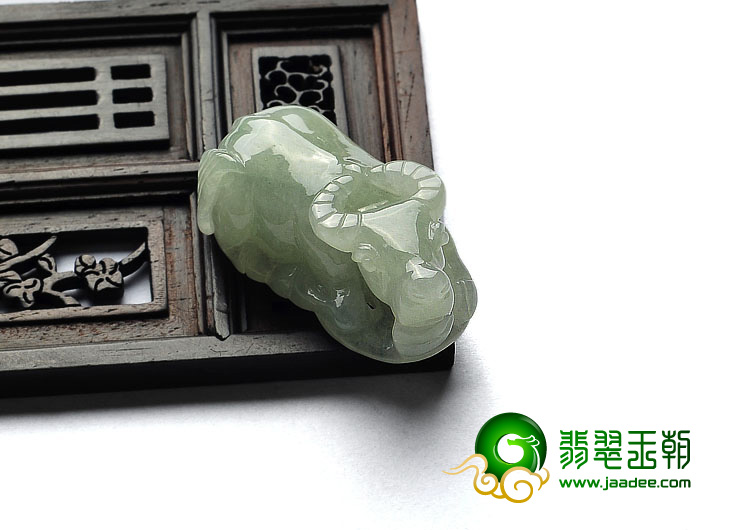 糯冰种淡晴水缅甸翡翠A货牛挂件