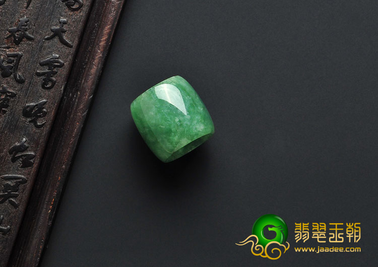 糯冰种豆色缅甸翡翠A货路路通挂件