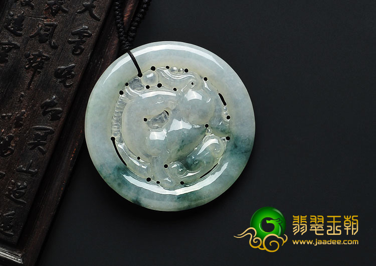 糯冰种飘花缅甸翡翠A货马牌挂件