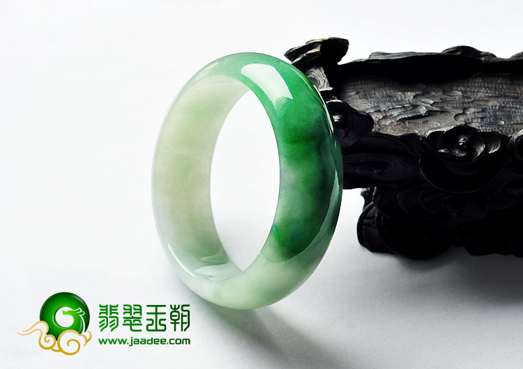 糯冰种翠色缅甸翡翠A货手镯（49mm）