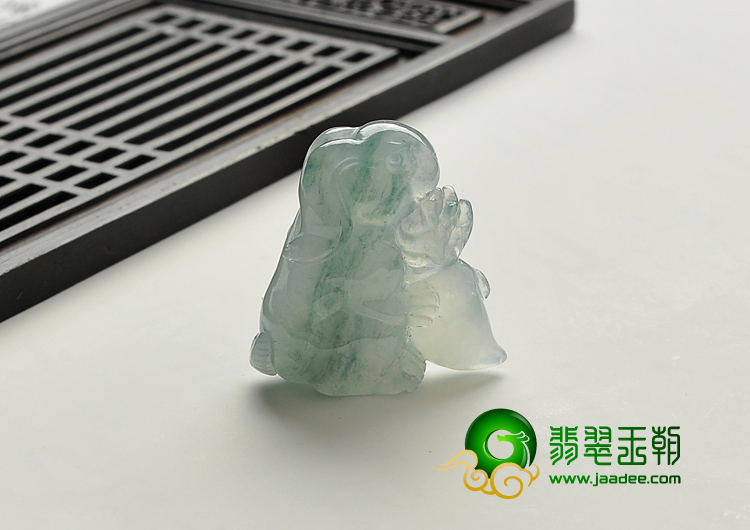 feicui冰种飘花缅甸翡翠A货玉兔献瑞挂件