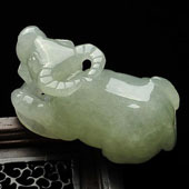 糯冰种淡晴水缅甸翡翠A货牛挂件