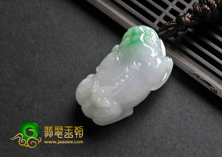 糯冰种淡春带彩缅甸翡翠A货貔貅挂件