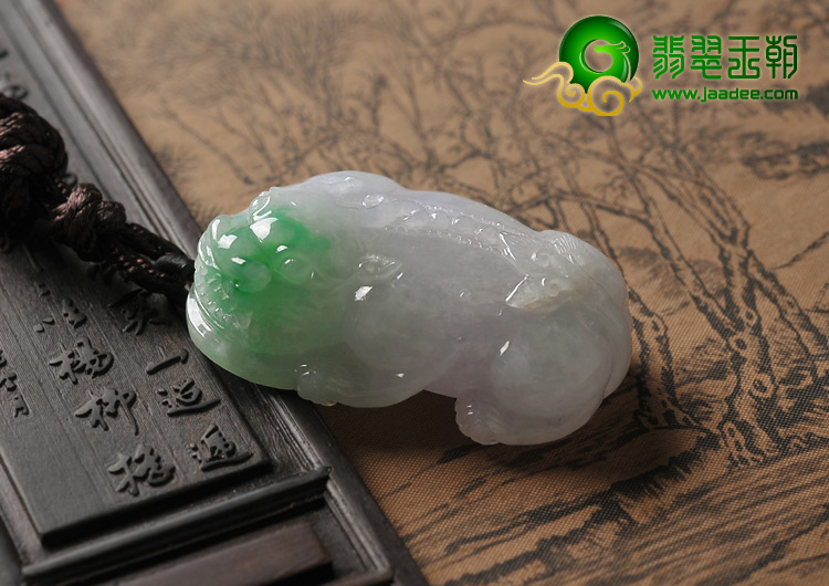 糯冰种淡春带彩缅甸翡翠A货貔貅挂件