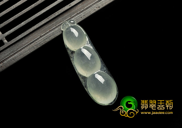 冰种晴水略飘花缅甸翡翠A货四季豆挂件