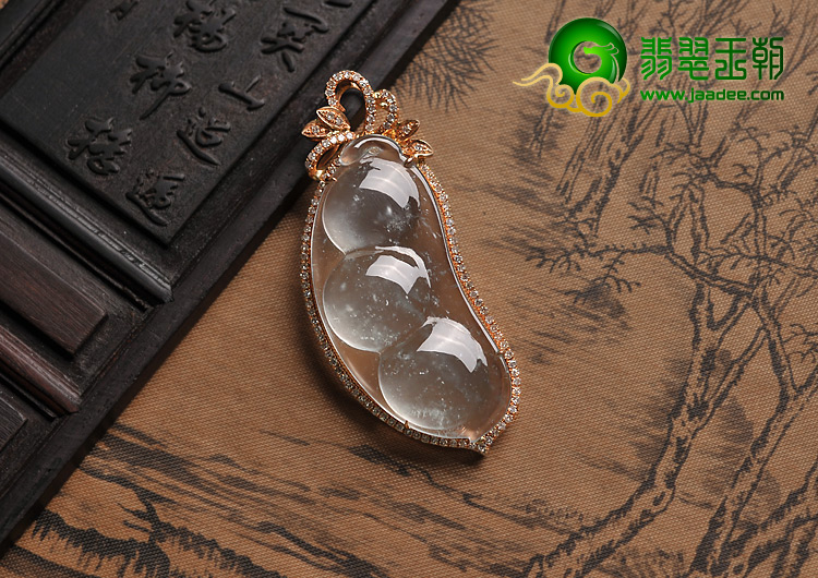 玻璃种缅甸翡翠A货镶玫瑰金四季豆胸坠（真钻）