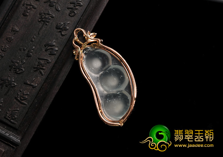 玻璃种缅甸翡翠A货镶玫瑰金四季豆胸坠（真钻）