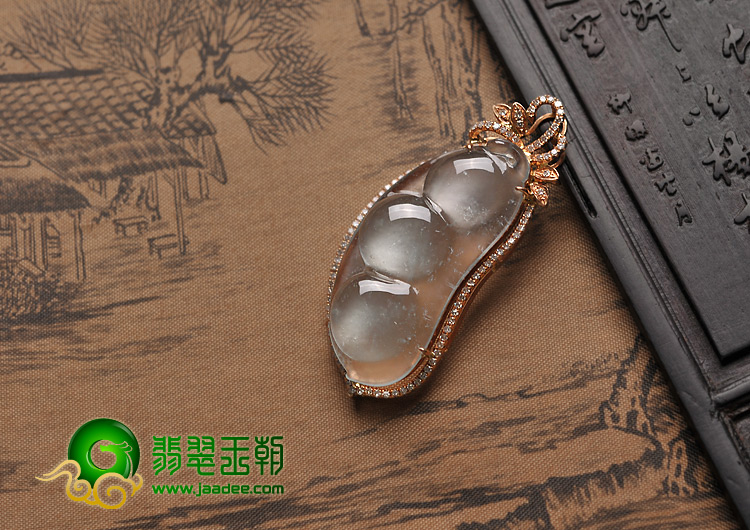 玻璃种缅甸翡翠A货镶玫瑰金四季豆胸坠（真钻）