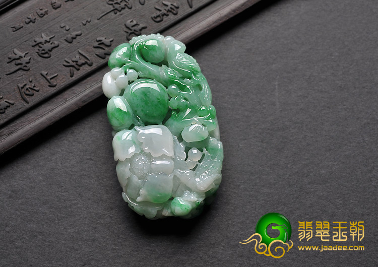 糯冰种翠色缅甸翡翠A货喜上眉梢挂件