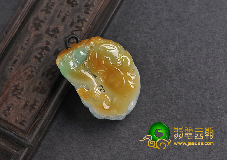 (超值推荐)糯冰种三彩缅甸翡翠A货年年有余挂件