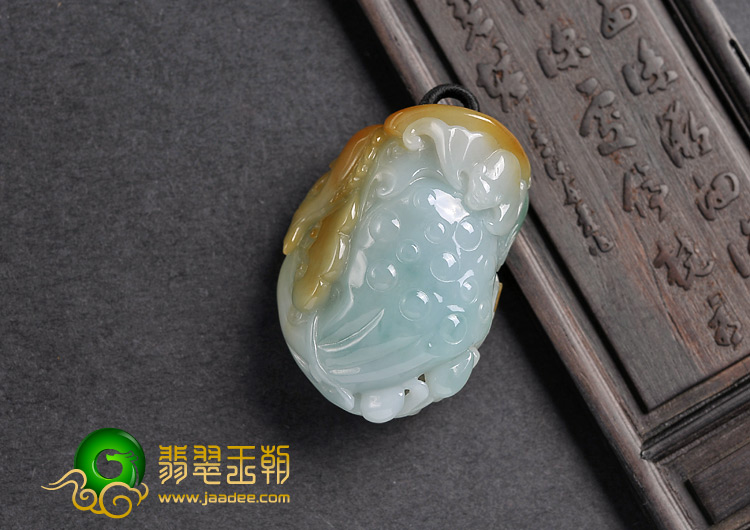 (超值推荐)糯冰种三彩缅甸翡翠A货年年有余挂件