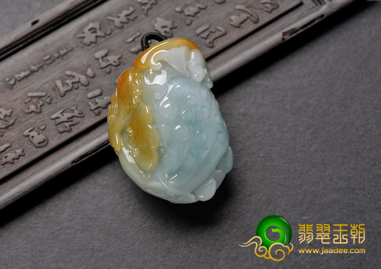 (超值推荐)糯冰种三彩缅甸翡翠A货年年有余挂件