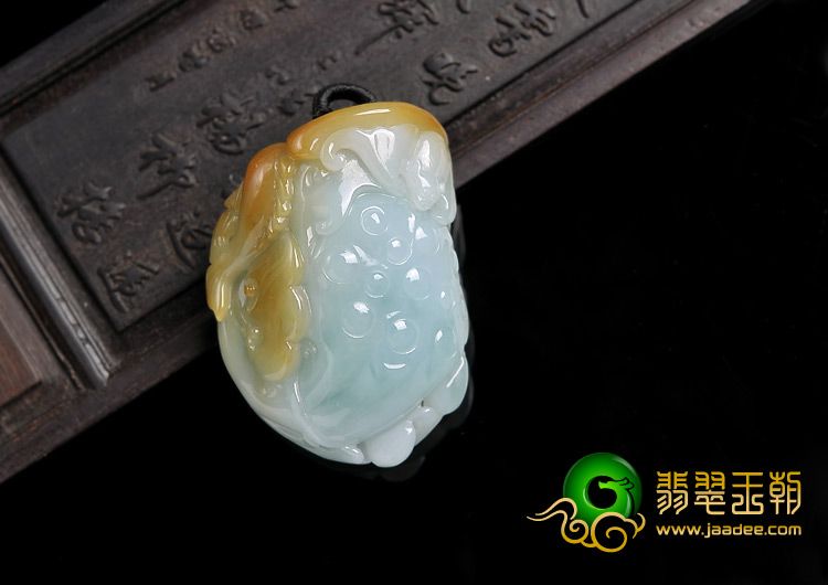(超值推荐)糯冰种三彩缅甸翡翠A货年年有余挂件