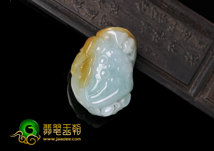 (超值推荐)糯冰种三彩缅甸翡翠A货年年有余挂件