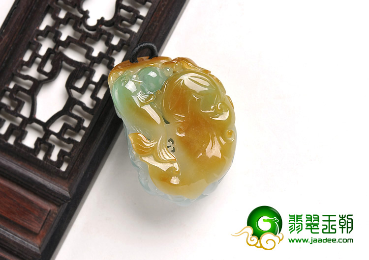 (超值推荐)糯冰种三彩缅甸翡翠A货年年有余挂件