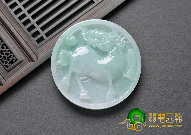 糯冰种豆色缅甸翡翠A货马牌挂件