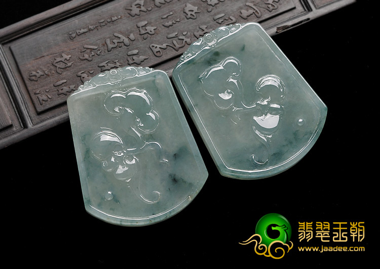 糯冰种飘花缅甸翡翠A货龙凤牌挂件（一对）