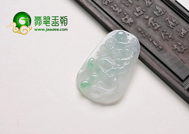 冰种飘花缅甸翡翠A货龙牌挂件