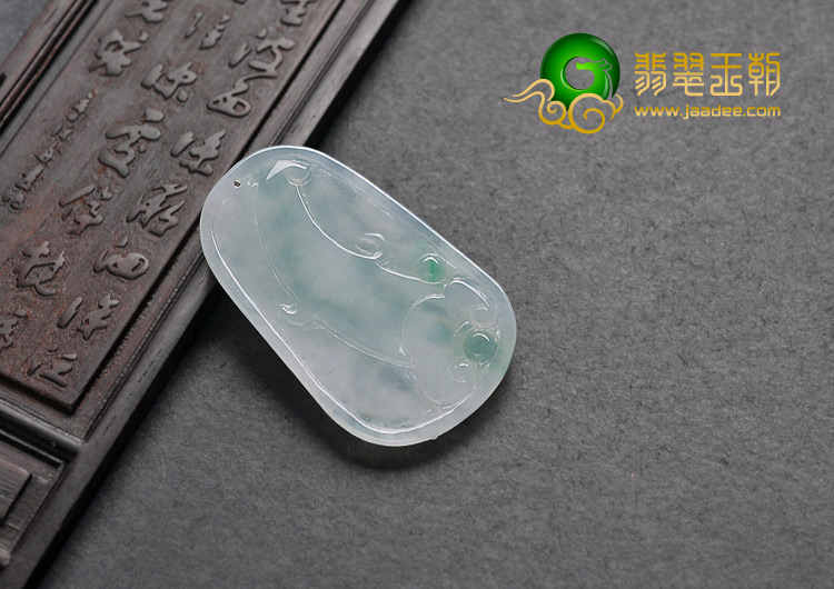 冰种飘花缅甸翡翠A货龙牌挂件