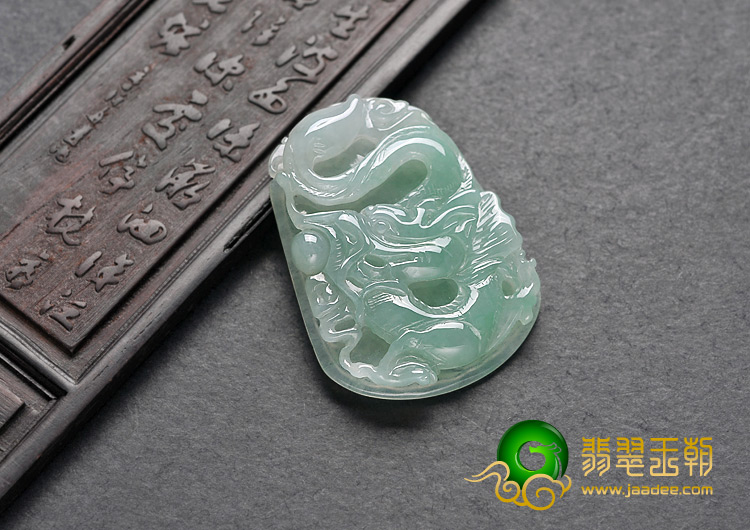 糯冰种晴水缅甸翡翠A货龙牌挂件