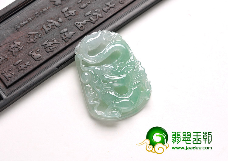 糯冰种晴水缅甸翡翠A货龙牌挂件